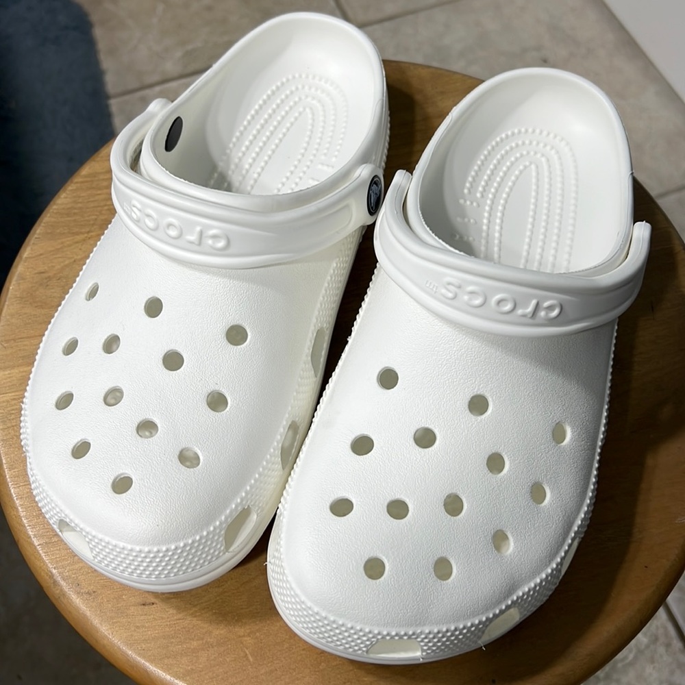 🤍CROCS SIZE 9 IN WHITE🤍